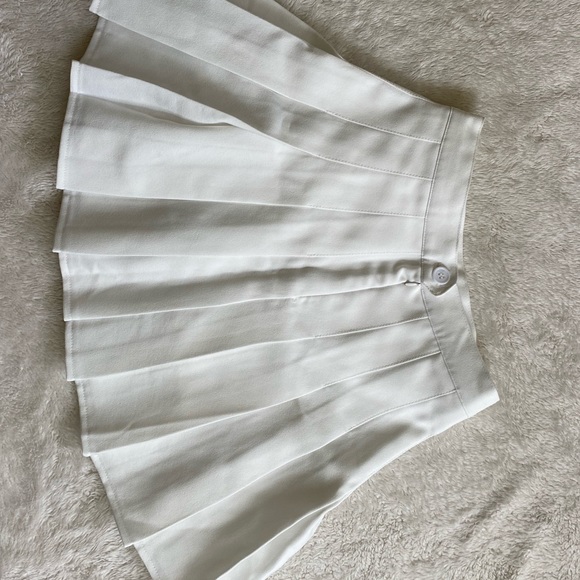 White tennis skirt with BUILT IN shorts - Picture 3 of 4